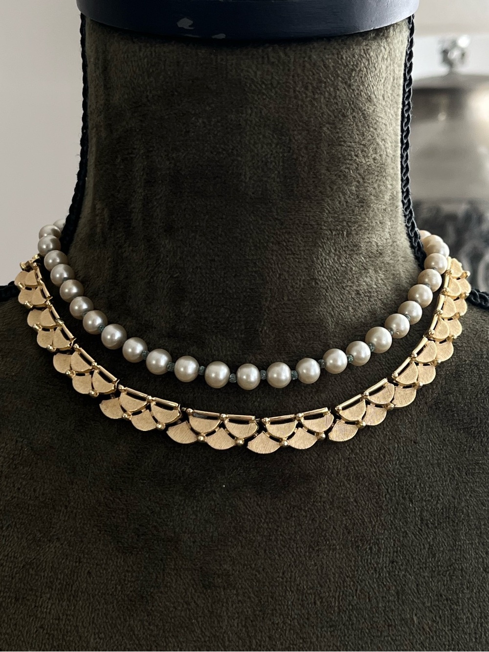 Vintage Trifari Crown 50s Dragon Snake Scale Pearl Beaded Layered Gold Necklace